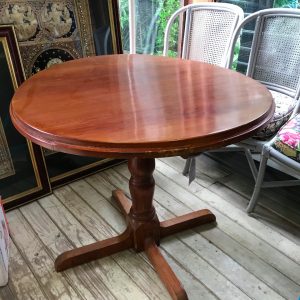 round dining table