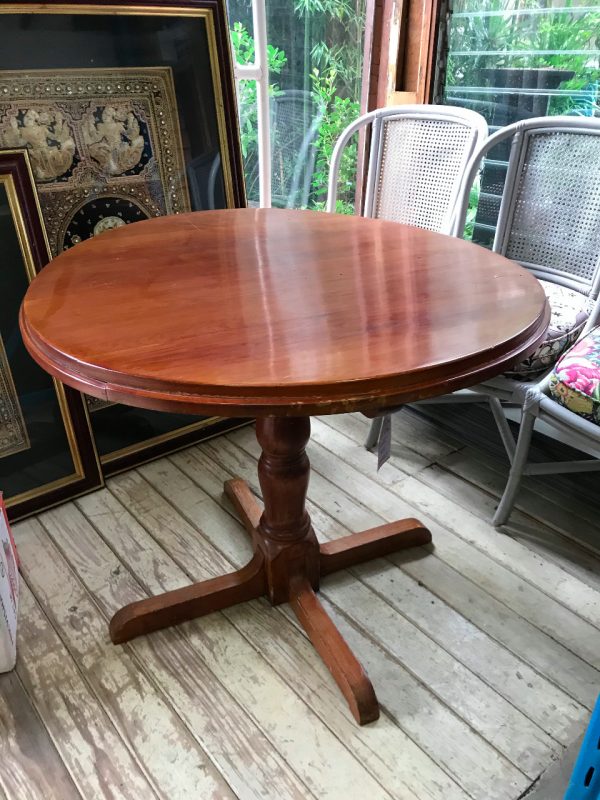 round dining table